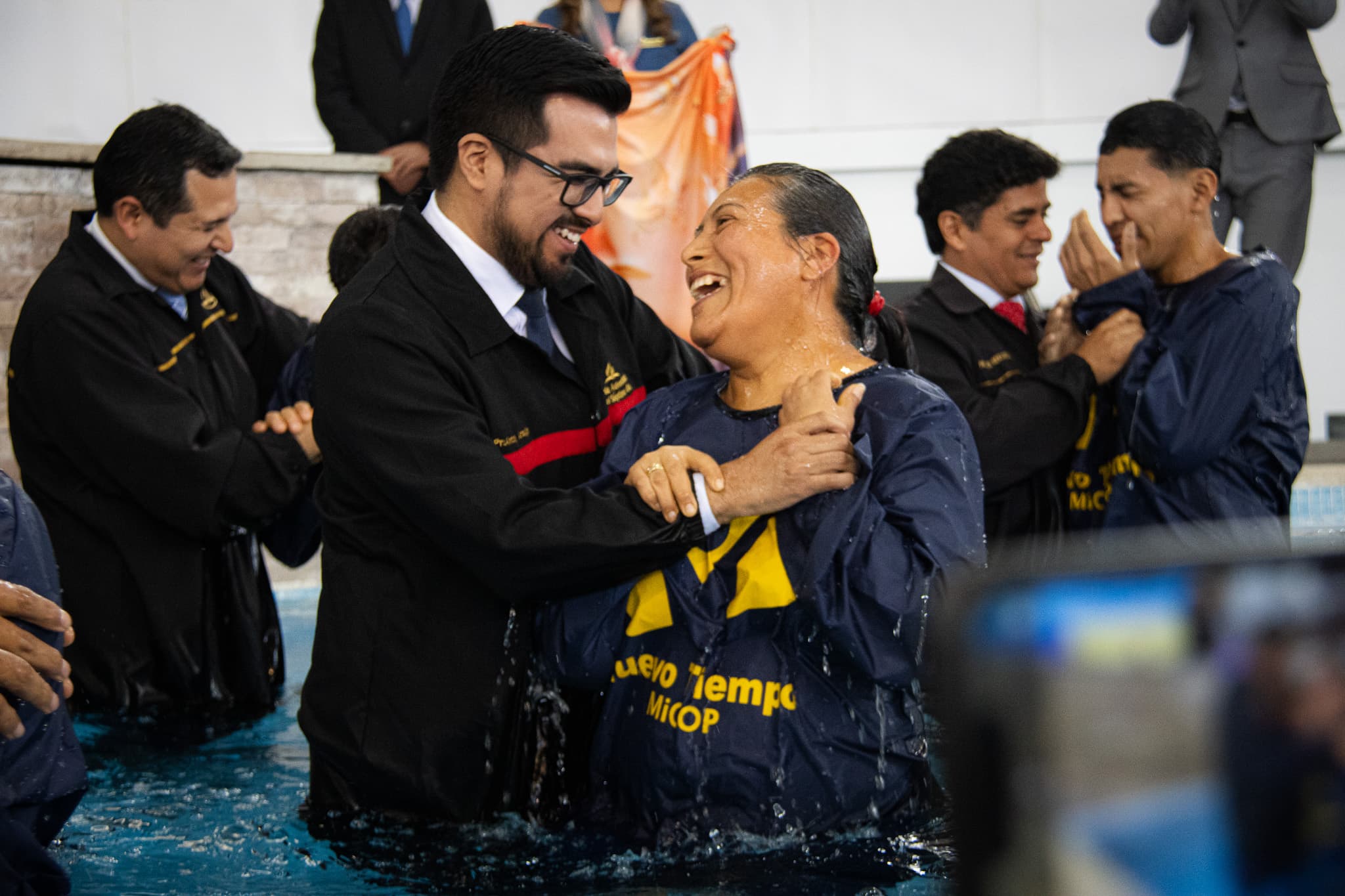 Anthony Araujo acompañando un bautismo